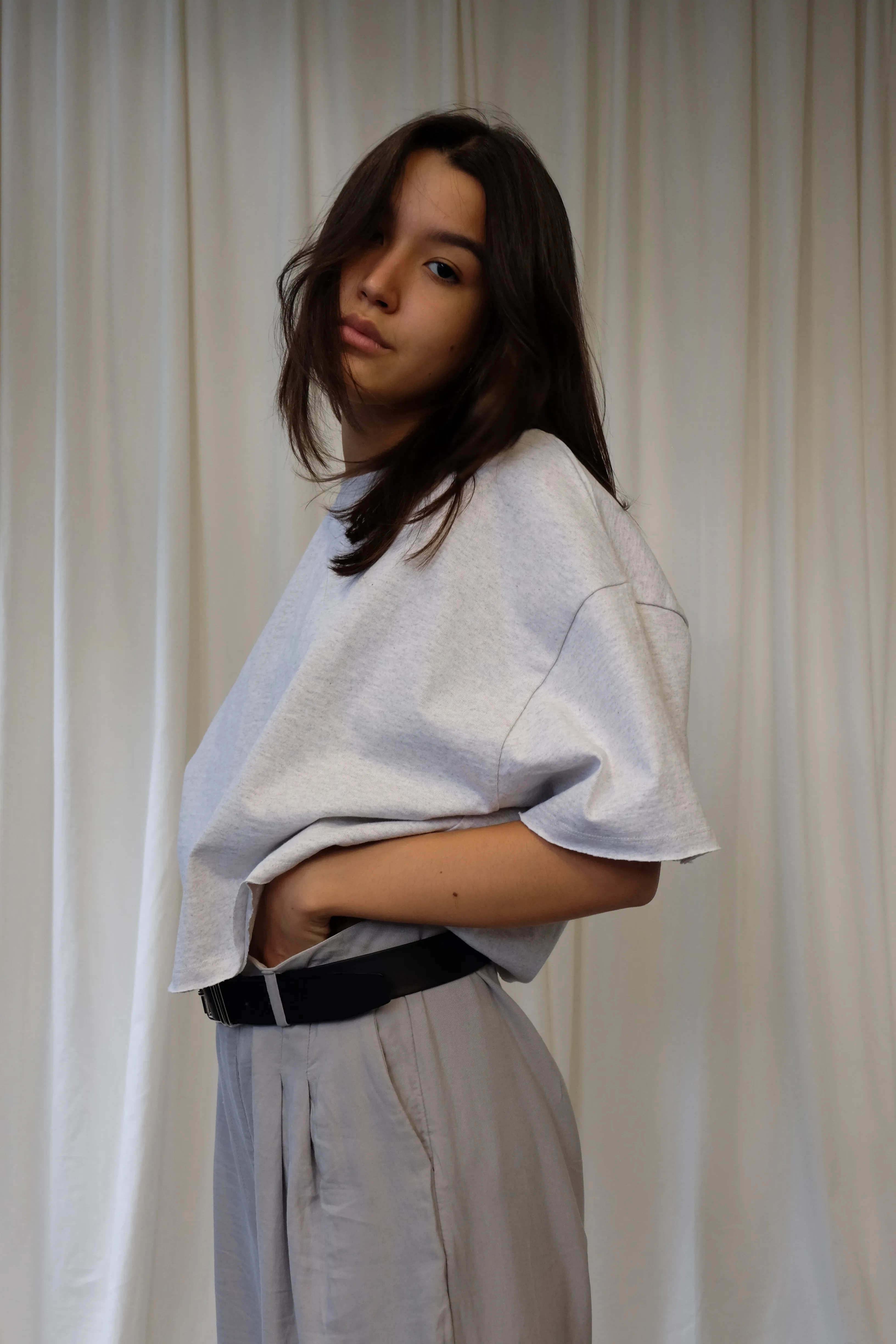 CROPPED HEAVY COTTON SWEATER SHIRT IN WHITE GREY MELANGE