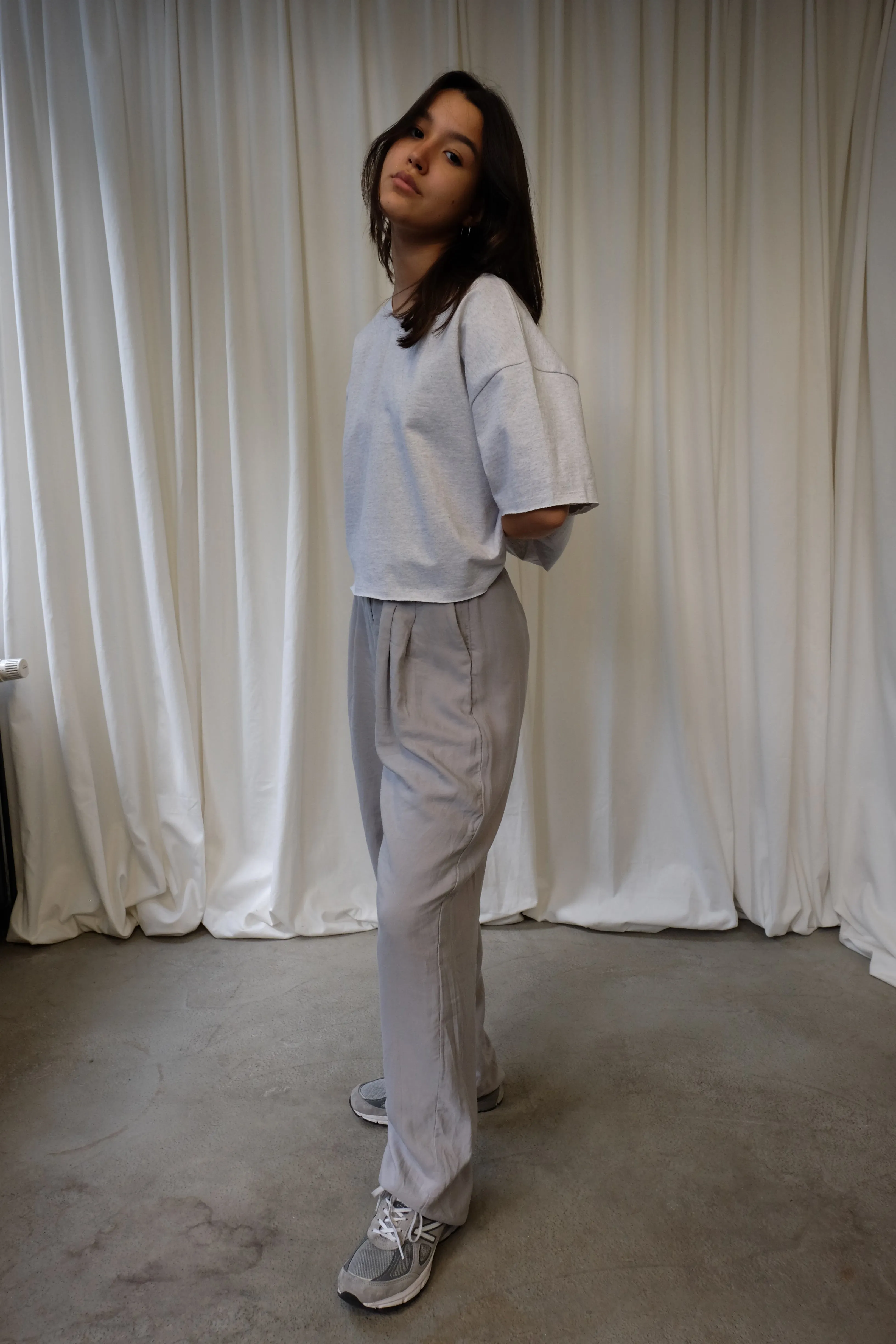 CROPPED HEAVY COTTON SWEATER SHIRT IN WHITE GREY MELANGE